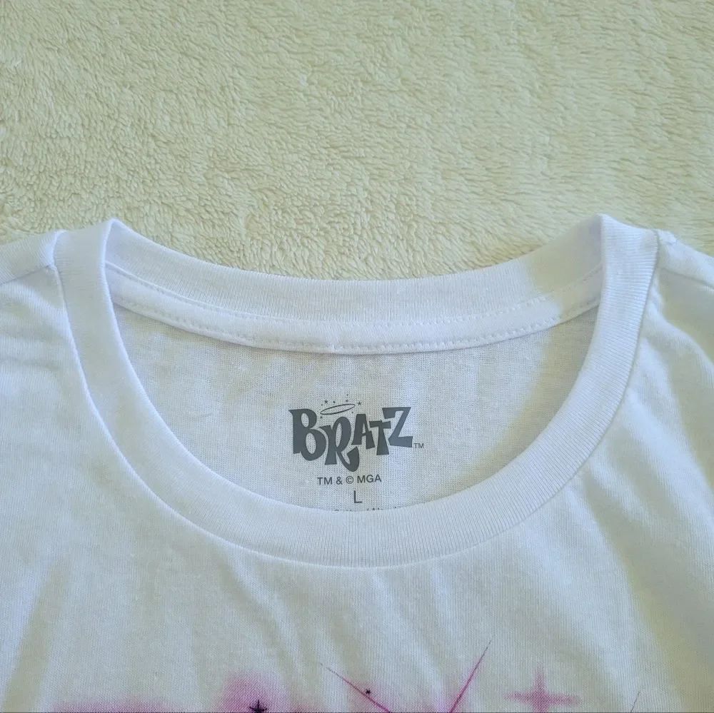 BRATZ Airbrush Graffiti Graphic Tee👕 - NWOT - Picture 4 of 12